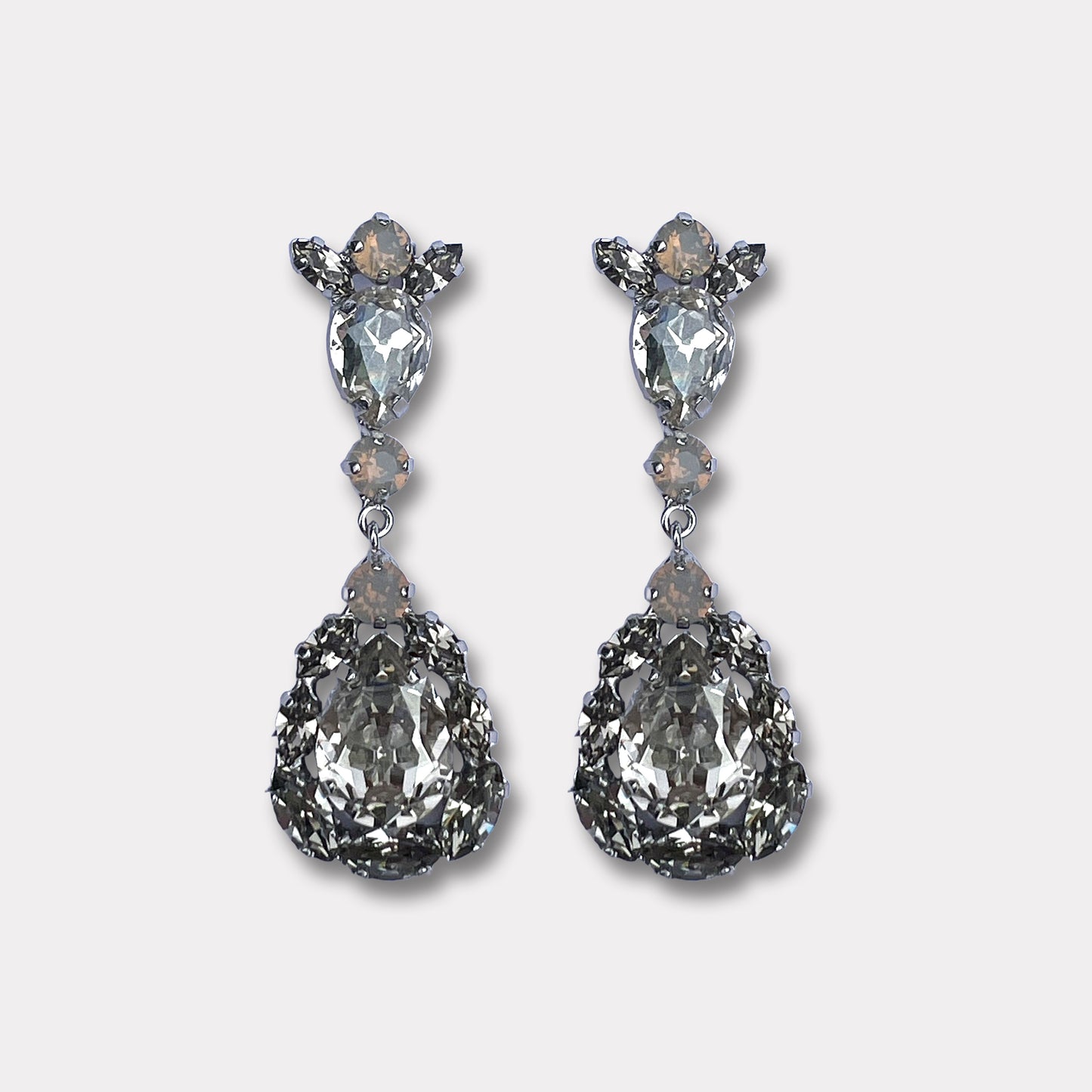Farfino Romina Crystal Silver lange oorbellen met druppelvormige kristalhangers en kleinere stenen