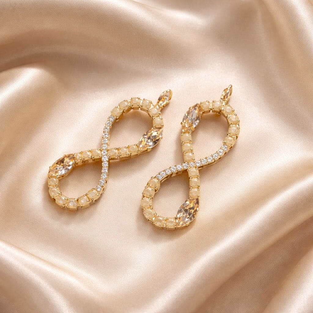 DAMICE Infinity statement oorbellen soft beige ingelegd met Swarovski kristallen - hypoallergeen nikkelvrij