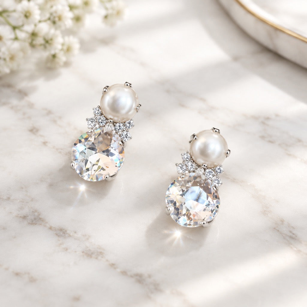 Vivienna oorsteker met witte parel en fonkelend kristal op marmeren ondergrond, bruidssieraden van DAMICE Jewelry